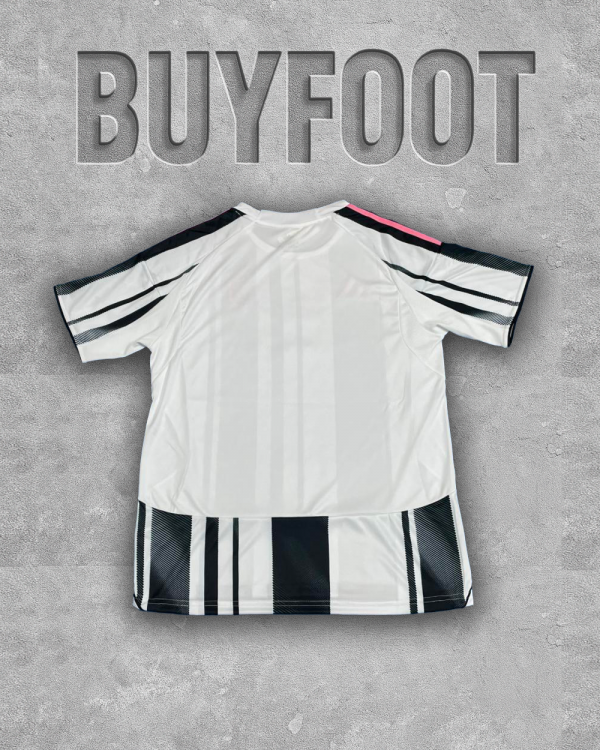 ⚫⚪ Maillot Domicile Juventus 2025/2026 – Rayures noires et blanches avec logo rose – Version Officielle Stadium – Image 2